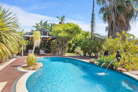 Pool. Tranquil Gumnut Cottage, close to Airport.