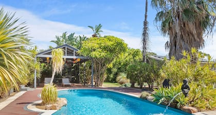 Tranquil Gumnut Cottage, close to Airport.