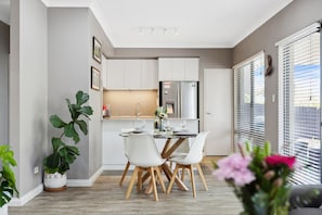 Dining - Tranquil Gumnut Cottage, close to Airport. (Maida Vale)