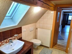 House | Bathroom - Spacious Holiday Home in Piechowice With Garden (Piechowice)