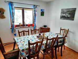 House | Dining - Spacious Holiday Home in Piechowice With Garden (Piechowice)