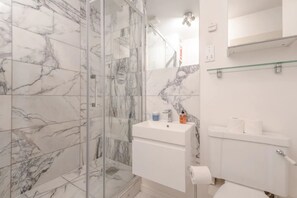 Departamento básico, 1 cama Queen size | Baño | Regadera, secadora de cabello, toallas, jabón