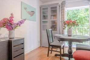 Basic Apartment, 1 Queen Bed | Dining