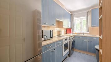 Basic Apartment, 1 Queen Bed | Private kitchen