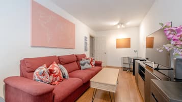 Basic Apartment, 1 Queen Bed | Interior