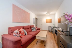 Basic Apartment, 1 Queen Bed | Interior