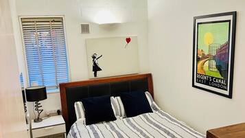 2 habitaciones, tabla de planchar con plancha y cuna de viaje