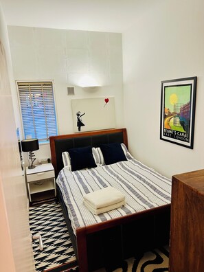 2 bedrooms, iron/ironing board, travel cot, free WiFi - Spacious 2 bed Shoreditch apartment (London)