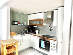 Kylskåp, mikrovågsugn, ugn och spishäll