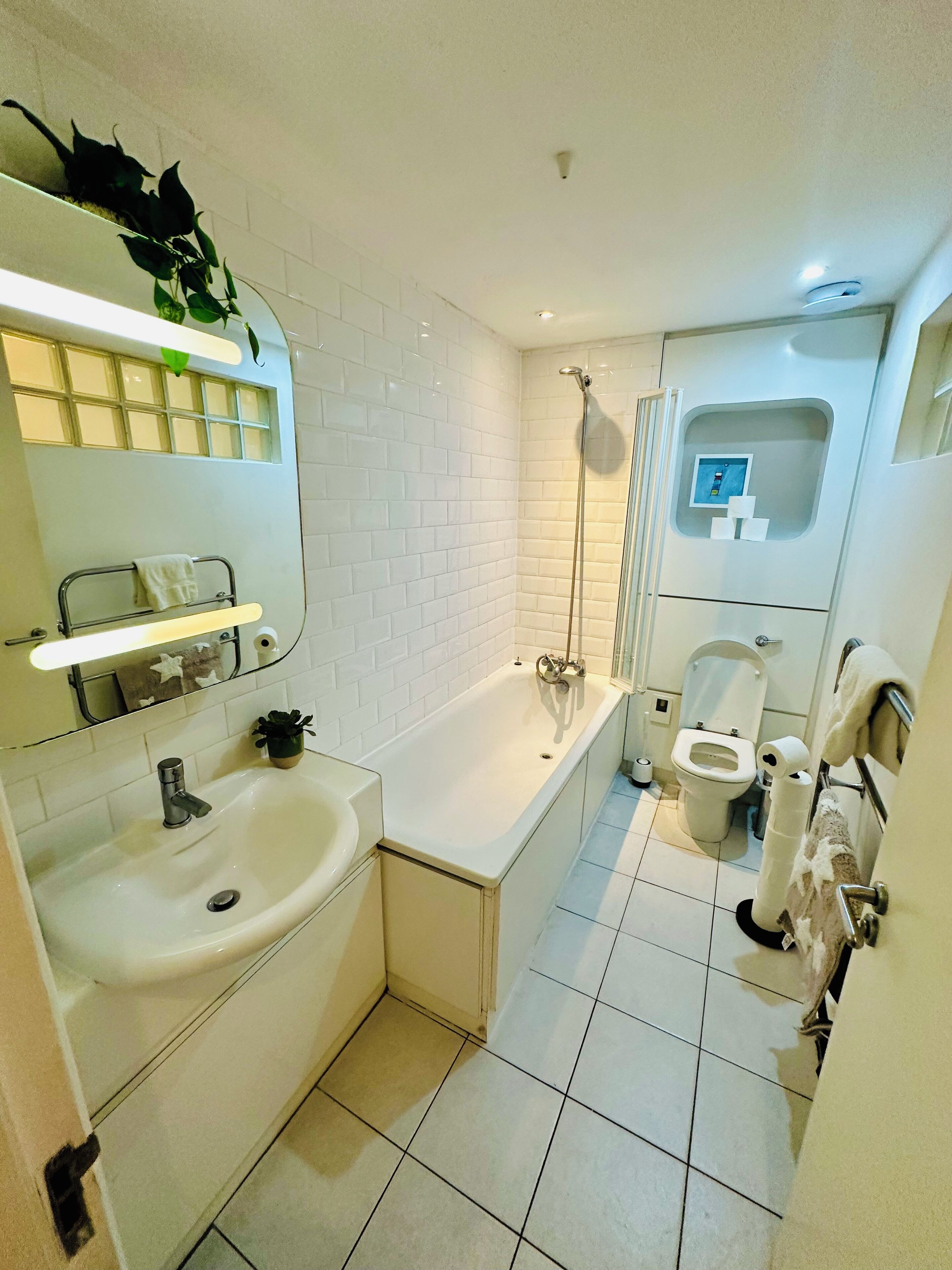 Regadera, secadora de cabello, toallas, jabón 