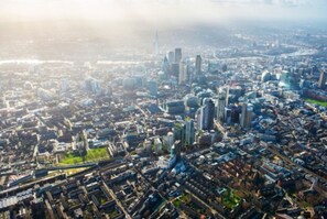 Aerial view - Spacious 2 bed Shoreditch apartment (London)