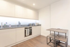 Private kitchen - Modern Flat in the Heart of West London (London)