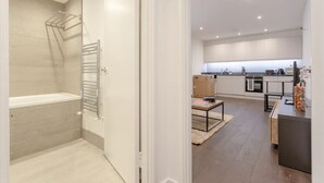 Un baño moderno con bañera y zona de ducha.
