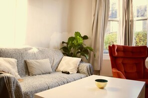 Basic House, 1 Double Bed with Sofa bed | Interior - Rustic Garden House in the Heart of East London (London)