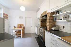 Casa básica, 1 cama matrimonial y sofá cama | Cocina privada | Refrigerador, horno, parrilla de estufa y utensilios de cocina 