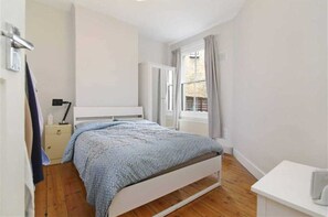 Casa básica, 1 cama matrimonial y sofá cama | 1 habitación y espacio para trabajar con laptop 