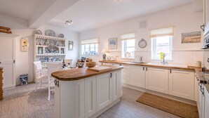 Microwave, oven, stovetop, dishwasher - 4 Ropers Court Lavenham (Sudbury)