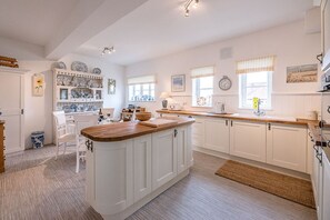 Microwave, oven, stovetop, dishwasher - 4 Ropers Court Lavenham (Sudbury)