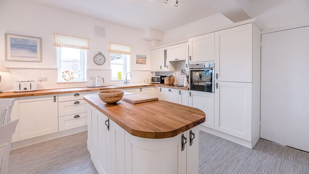 Microwave, oven, stovetop, dishwasher - 4 Ropers Court Lavenham (Sudbury)