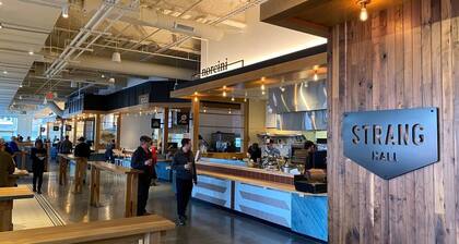 Floyd Retreat - 1 block to downtown Overland Park