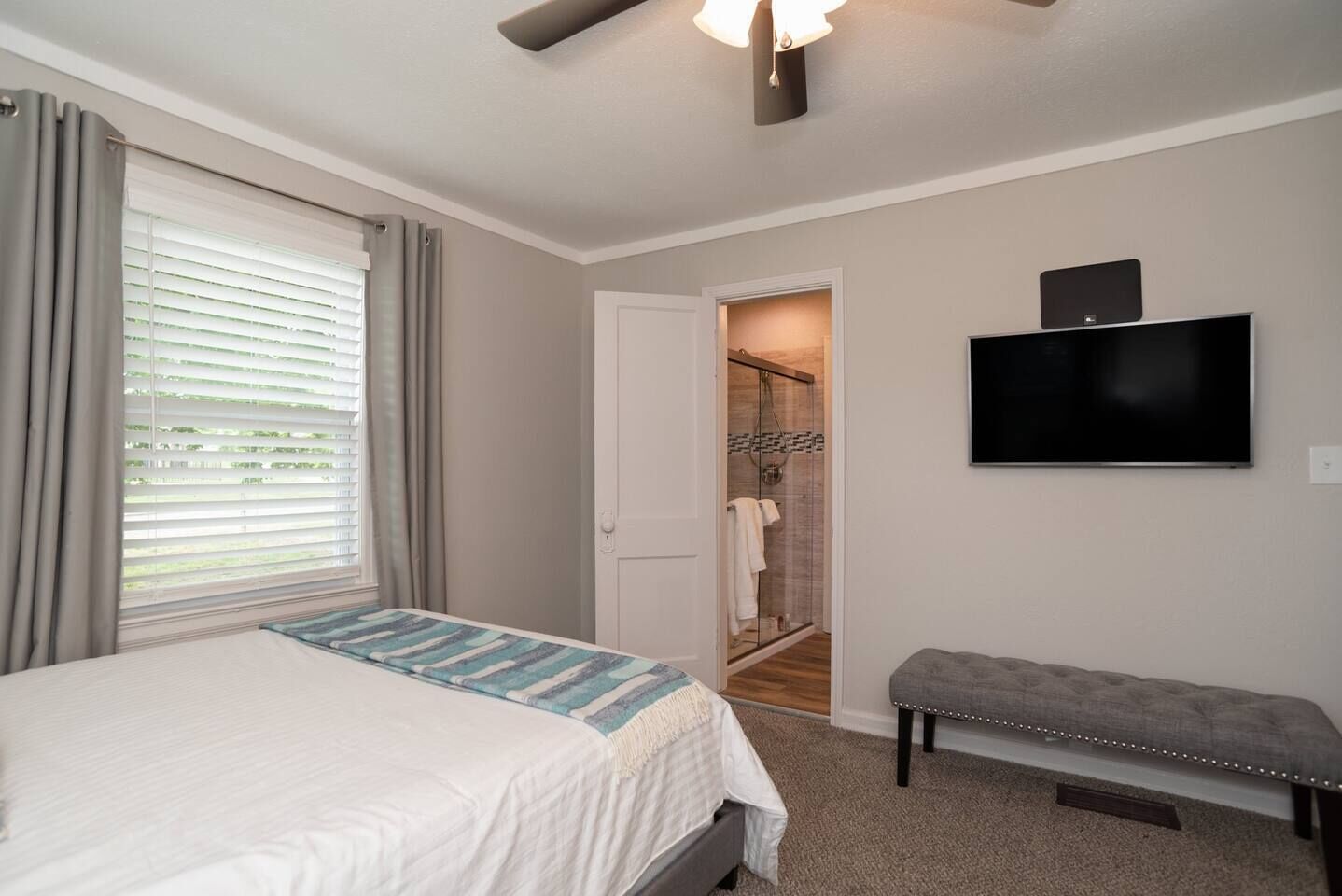 2 bedrooms, desk, iron/ironing board, travel cot