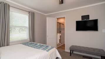 2 bedrooms, desk, iron/ironing board, travel cot