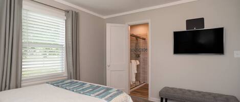 2 habitaciones, escritorio y tabla de planchar con plancha