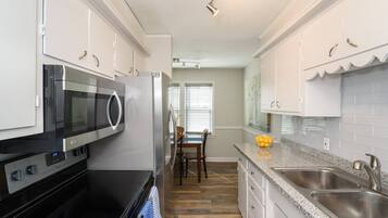Coffee/tea maker, fridge, microwave, oven