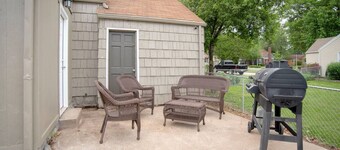 Marty's Retreat 1 block to downtown Overland Park