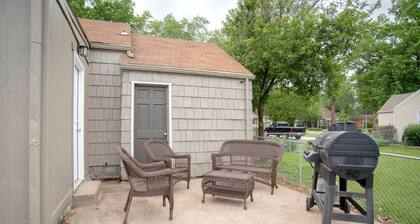 Marty's Retreat 1 block to downtown Overland Park