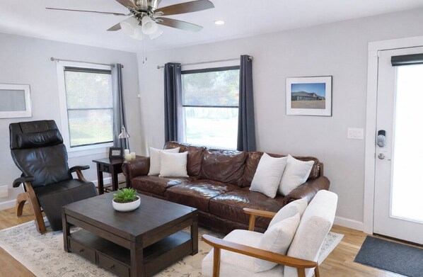 Smart TV, music library, stereo, offices