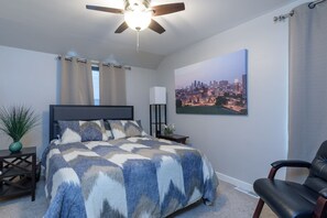 2 habitaciones, escritorio y tabla de planchar con plancha 