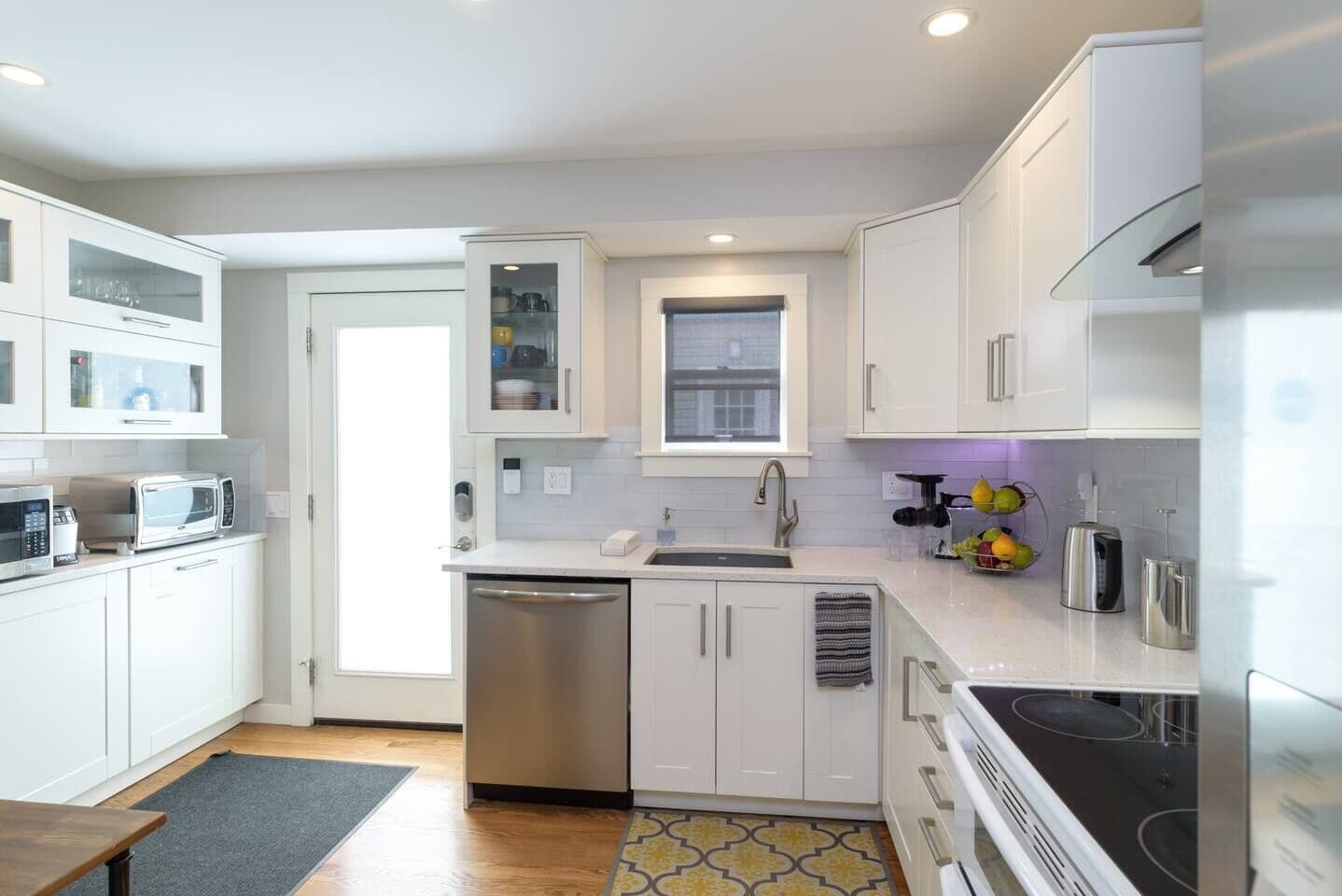 冷蔵庫、電子レンジ、オーブン、コンロ