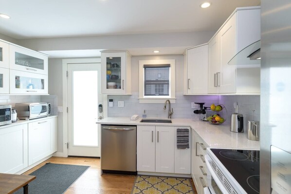 Refrigerador, microondas, horno y parrilla de estufa 