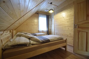 3 habitaciones, muebles diferentes y ropa de cama 