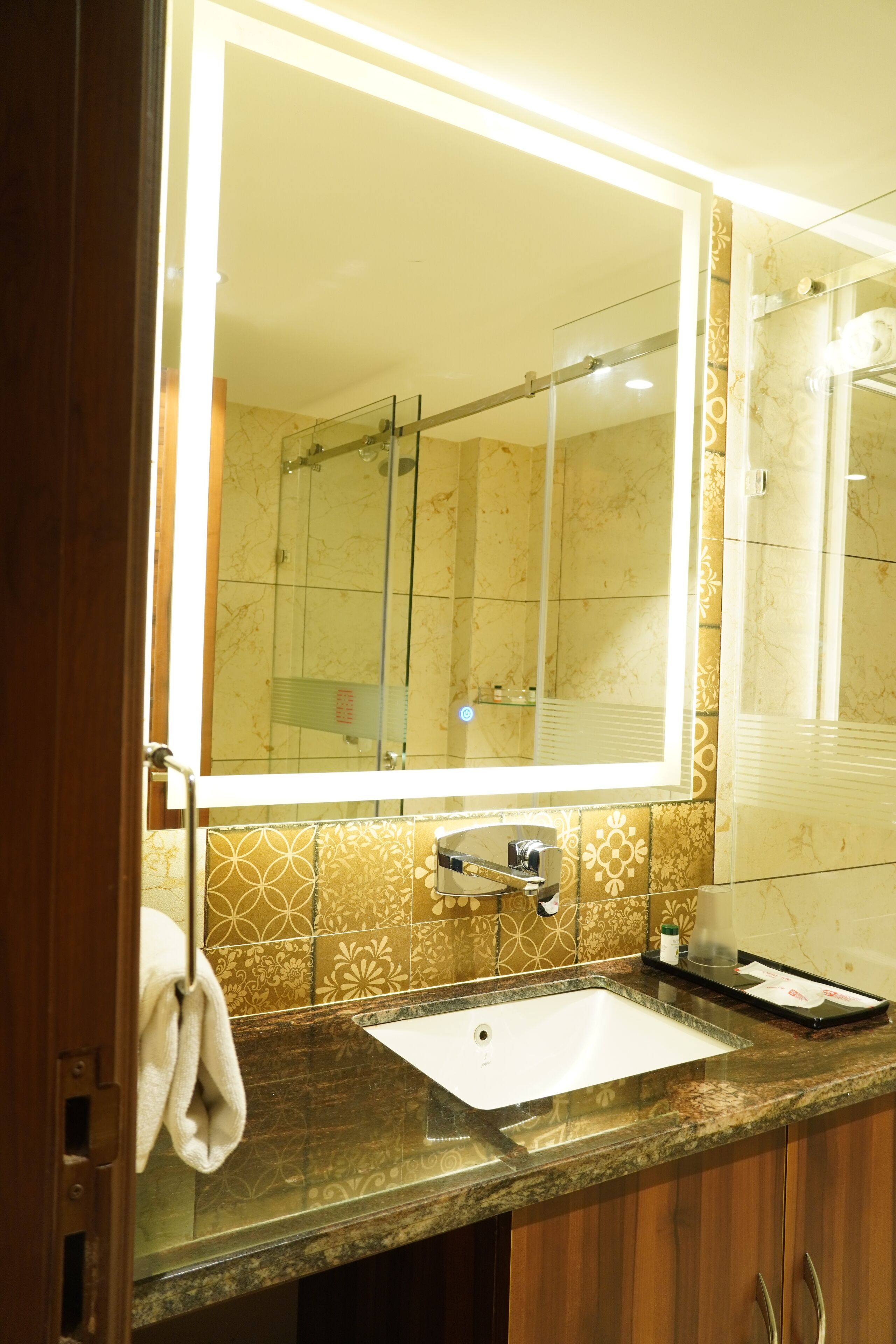 Deluxe Double or Twin Room | Bathroom