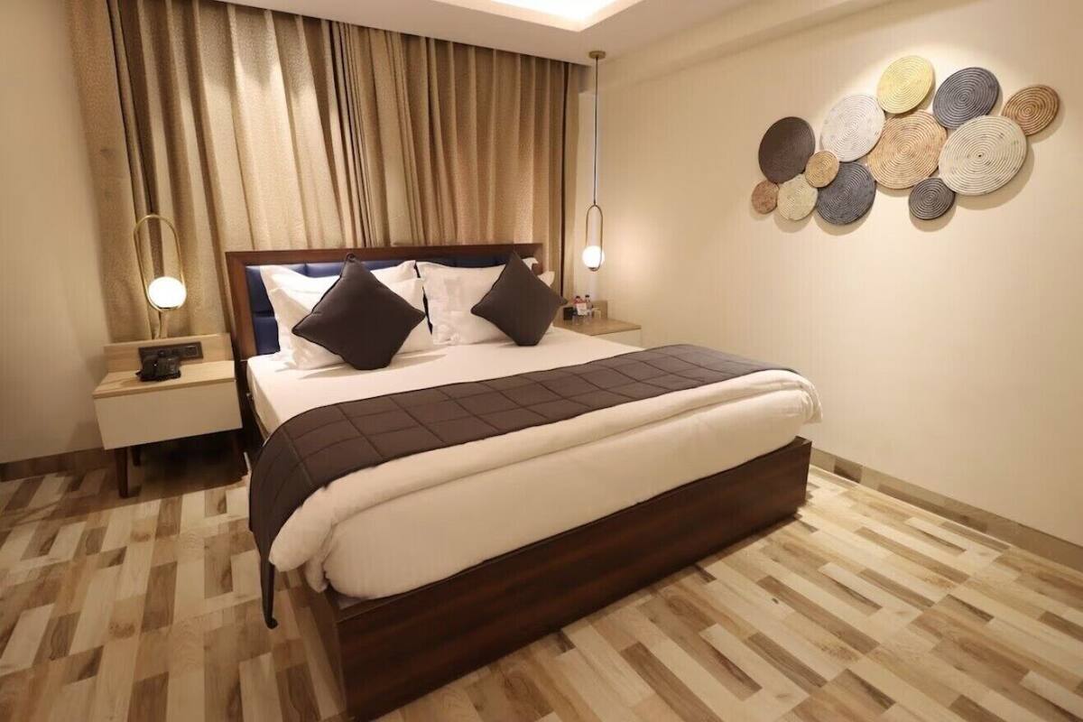 In-room safe, WiFi (free)