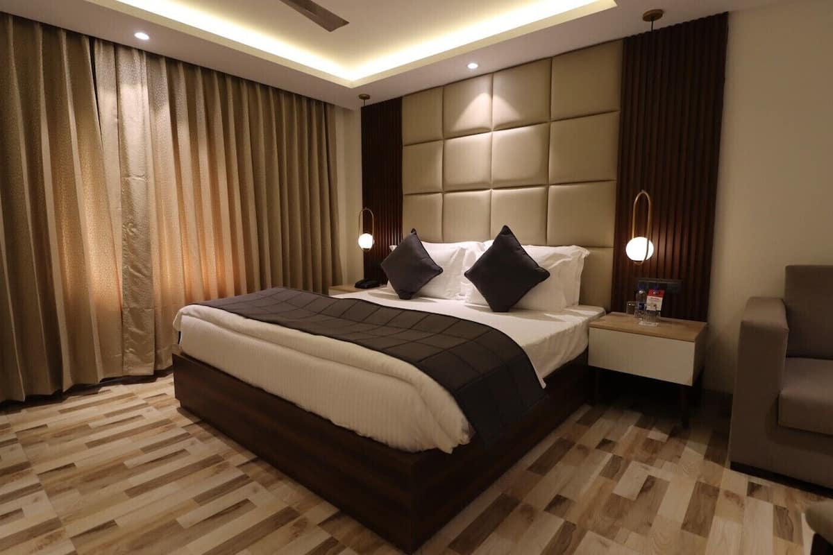In-room safe, WiFi (free)