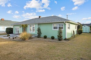 Exterior - Salt Life-Oceanside/Pet Friendly Home (Atlantic Beach)