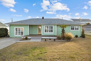 Exterior detail - Salt Life-Oceanside/Pet Friendly Home (Atlantic Beach)