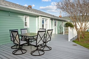 Outdoor dining - Salt Life-Oceanside/Pet Friendly Home (Atlantic Beach)