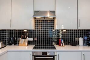 Departamento básico, 1 cama King size | Cocina privada | Refrigerador, horno, parrilla de estufa y lavavajillas 