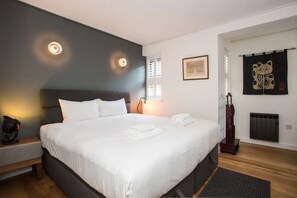 Departamento básico, 1 cama King size | 1 habitación y ropa de cama 