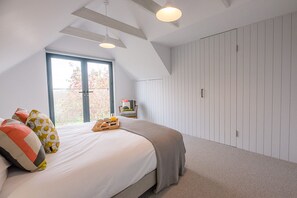 4 bedrooms, laptop workspace, iron/ironing board, bed sheets - Chapel House (Woodbridge)