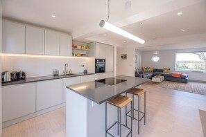 Microwave, oven, stovetop, dishwasher - Chapel House (Woodbridge)