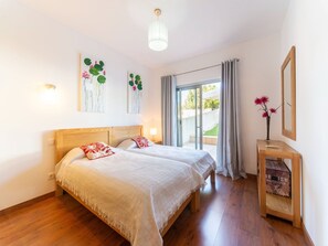 2 habitaciones, muebles diferentes y tabla de planchar con plancha