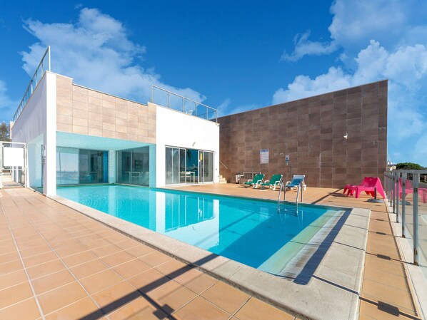 Una piscina al aire libre