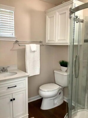 Douche, serviettes fournies, papier de toilette