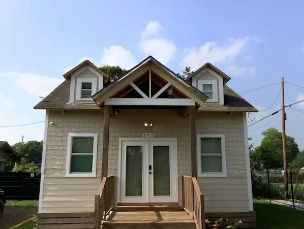 Exterior - Cozy Studio on Large Lot, Near Downtown and IAH! (Houston)