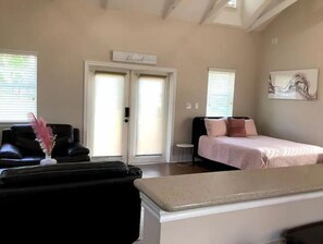 1 bedroom, free WiFi - Cozy Studio on Large Lot, Near Downtown and IAH! (Houston)